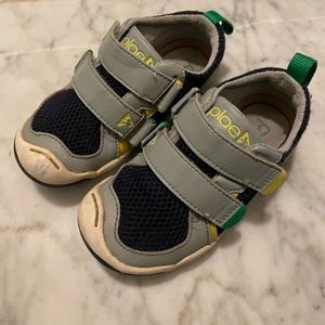 Plae Ty shoes kid's size 9.5